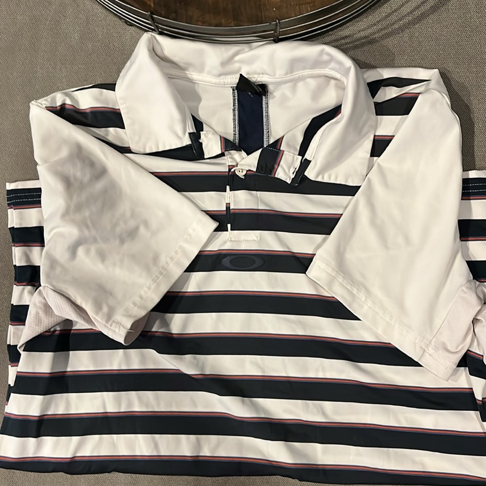 🔥Oakley Golf Shirts Size:S stripe color, mainly white and navy blue.
